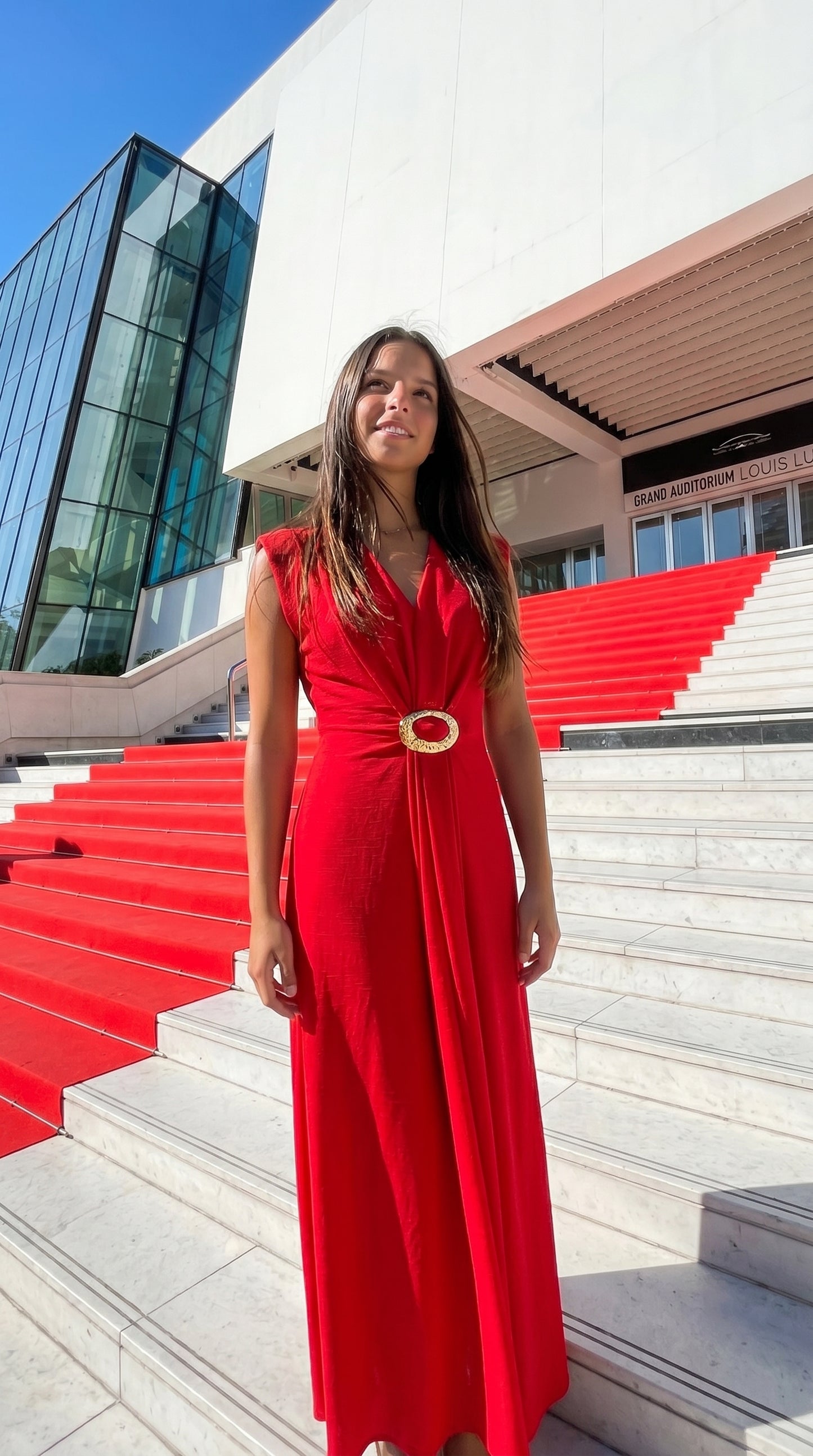 Robe longue effet lin boucle dorée femme portée en soirée