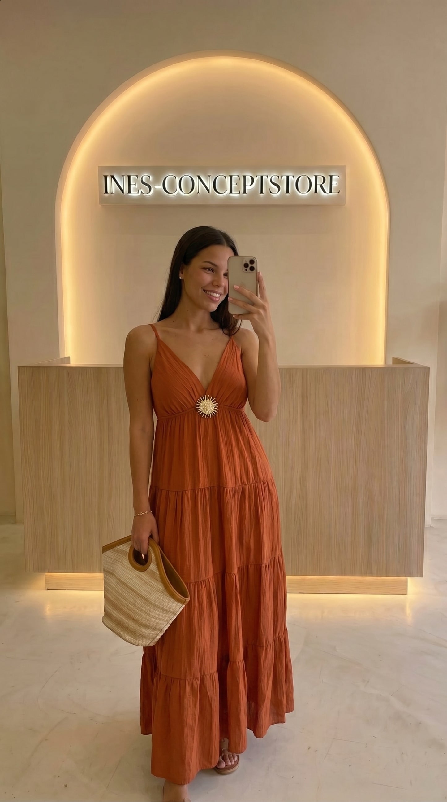 Robe longue fluide femme coloris orange portée en extérieur