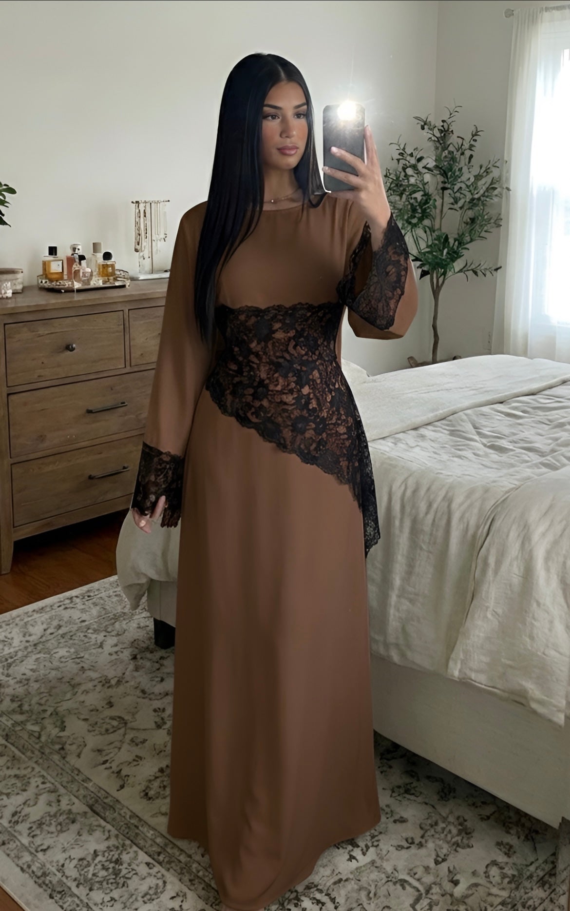 Abaya satin ivoire & dentelle noire – Élégance sculptée