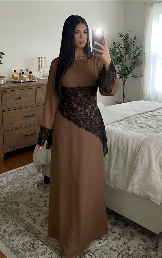 Abaya satin ivoire & dentelle noire – Élégance sculptée