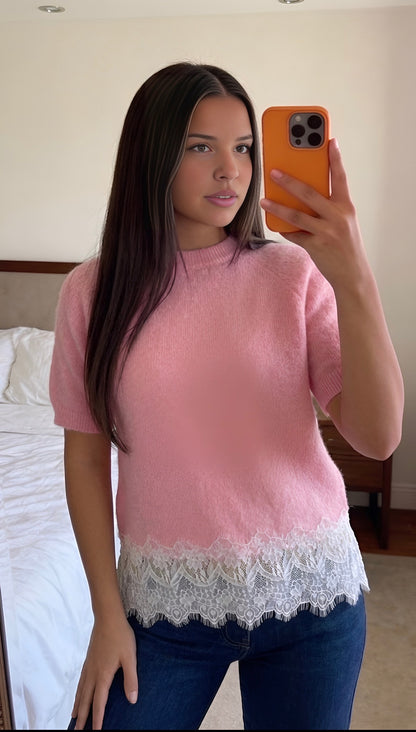Pull dentelle femme rose bleu clair porté sur jean