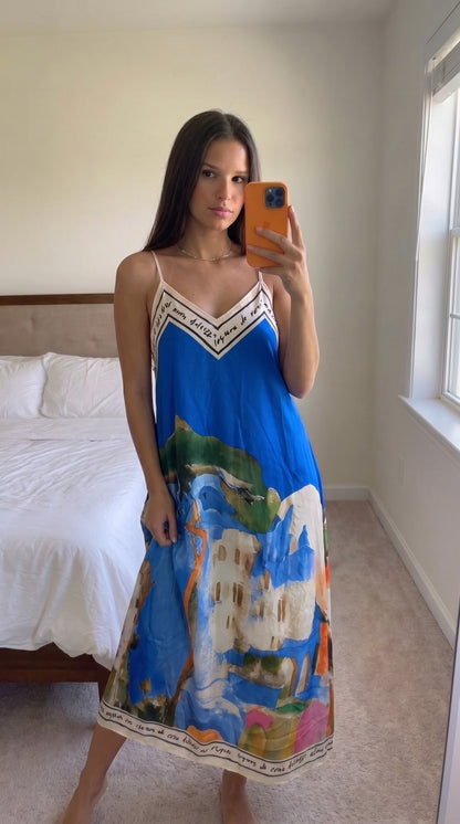 Robe longue fluide imprimée bleu multicolore femme portée – vue d'ensemble