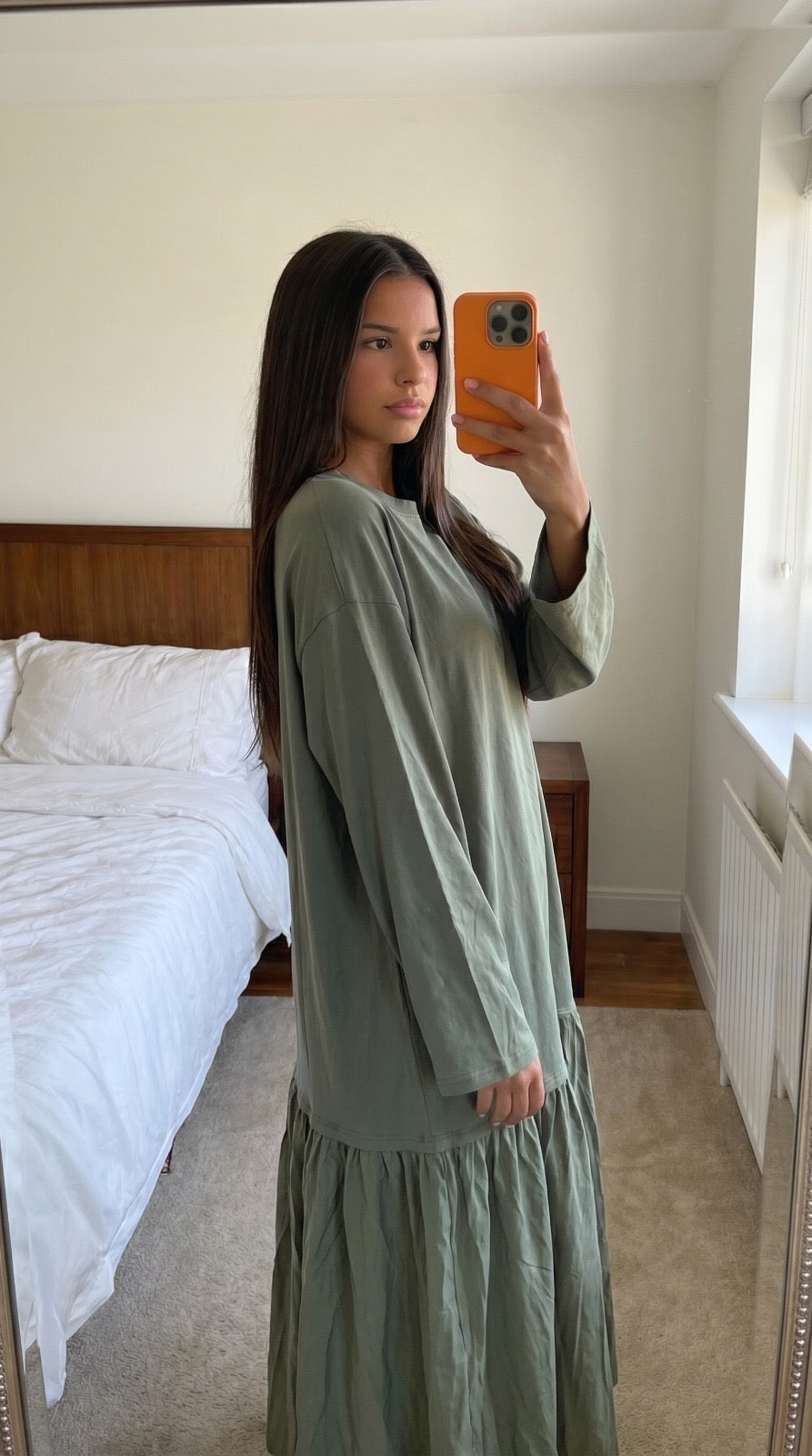 Robe longue noire oversize volantée femme profil