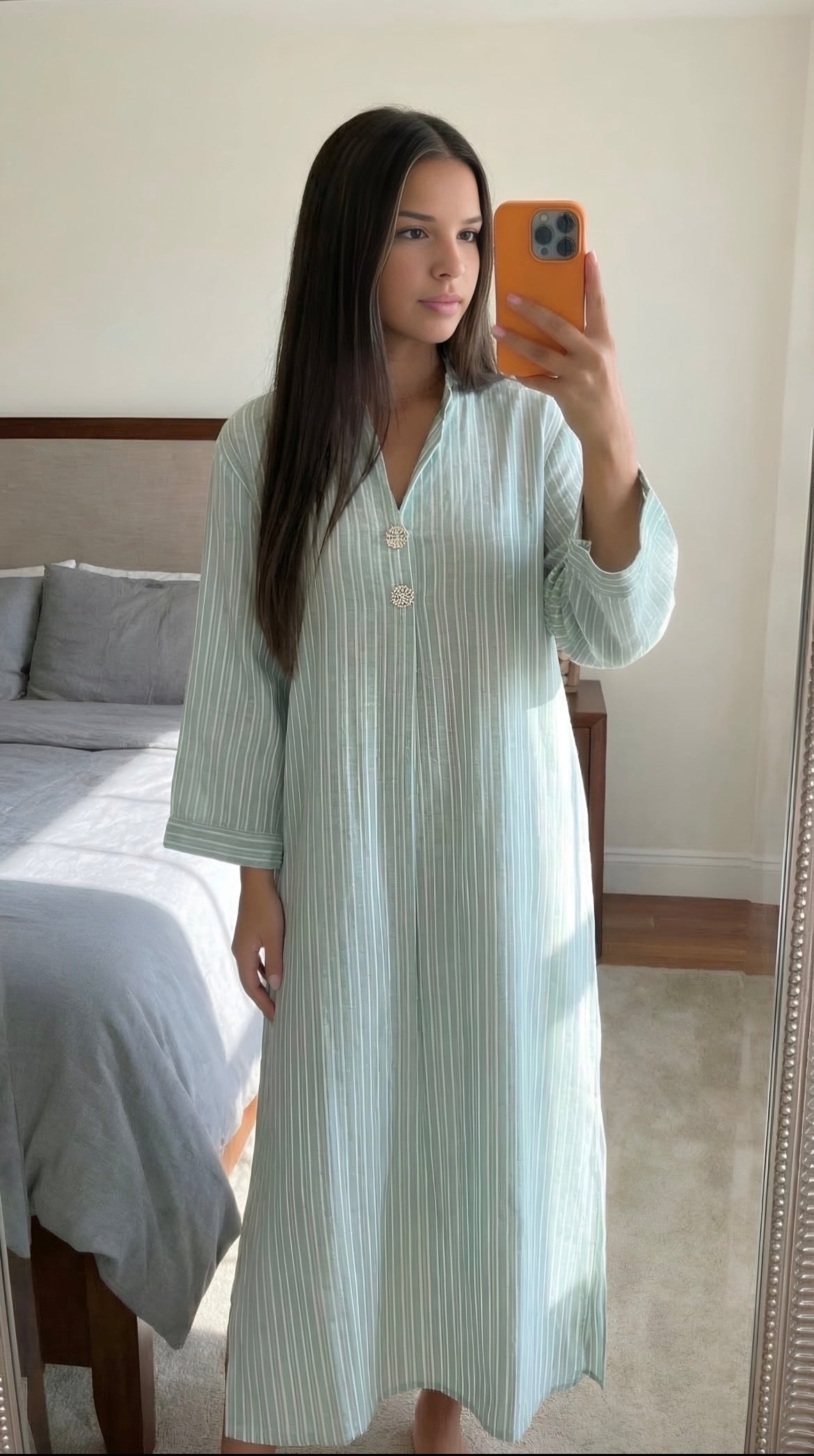 Robe longue fluide rayures femme silhouette elancee ete vacances