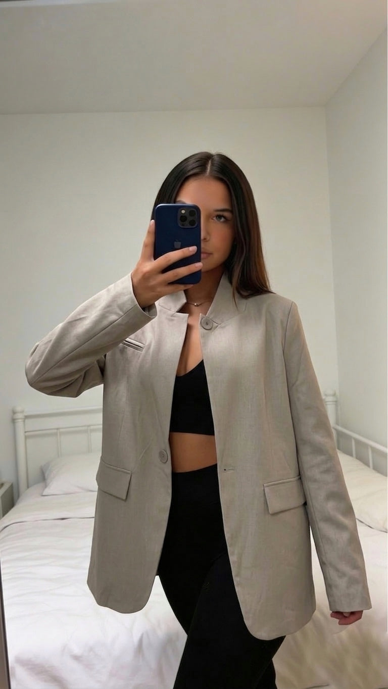 Blazer femme jaune porté ouvert sur pantalon noir