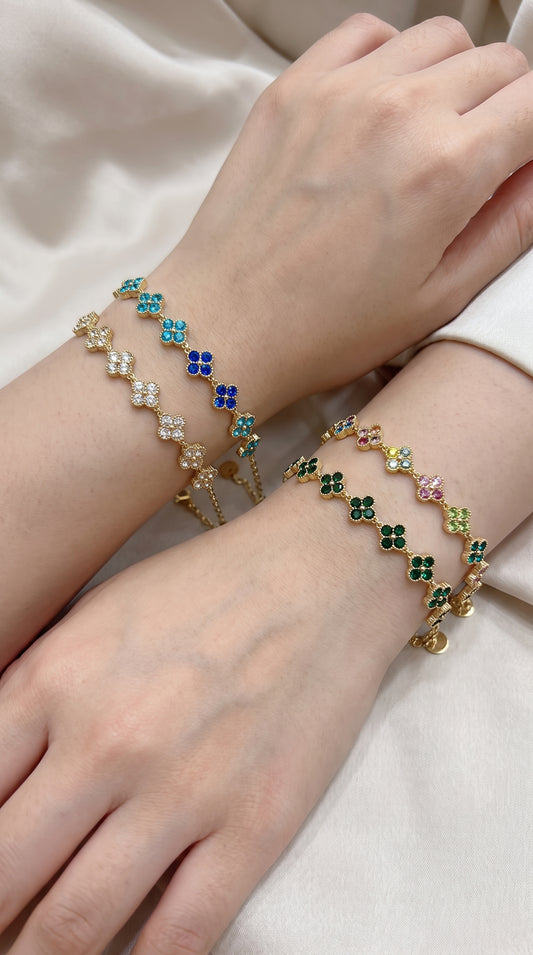 Bracelets trèfle acier inoxydable strass portés aux poignets