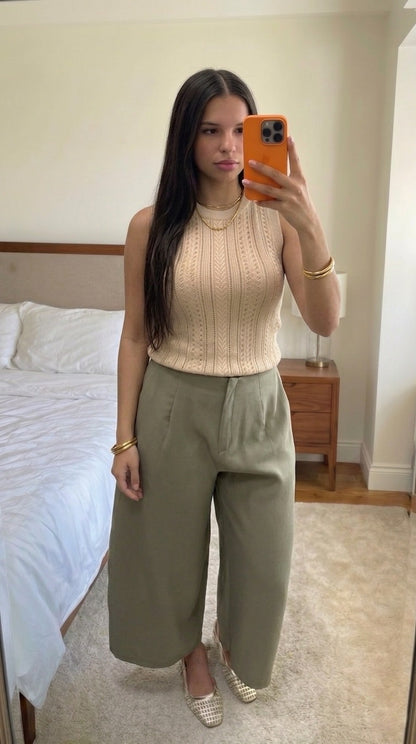 Pantalon noir large fluide femme porté avec top blanc
