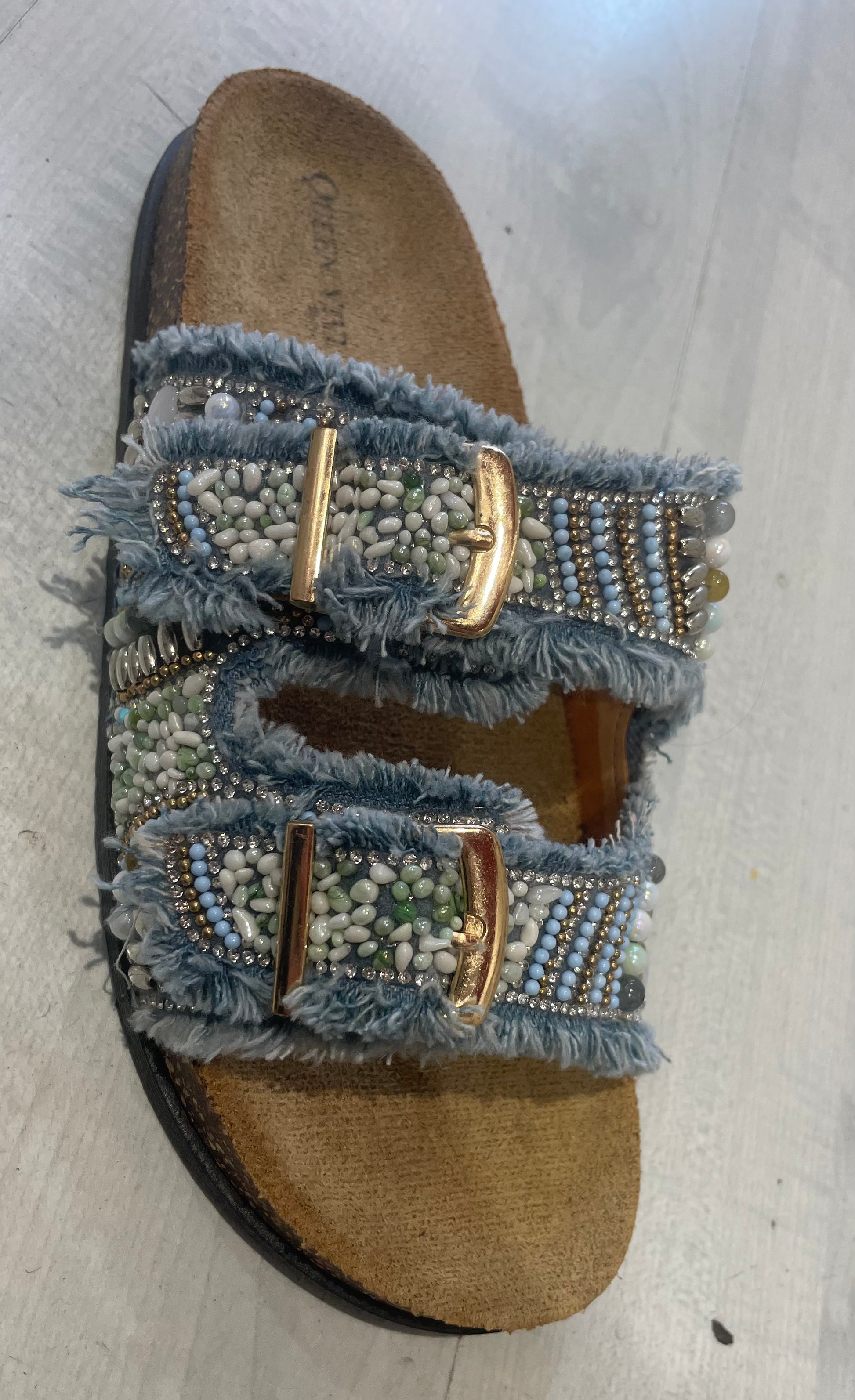 Sandales bohème denim perlé femme portées en extérieur