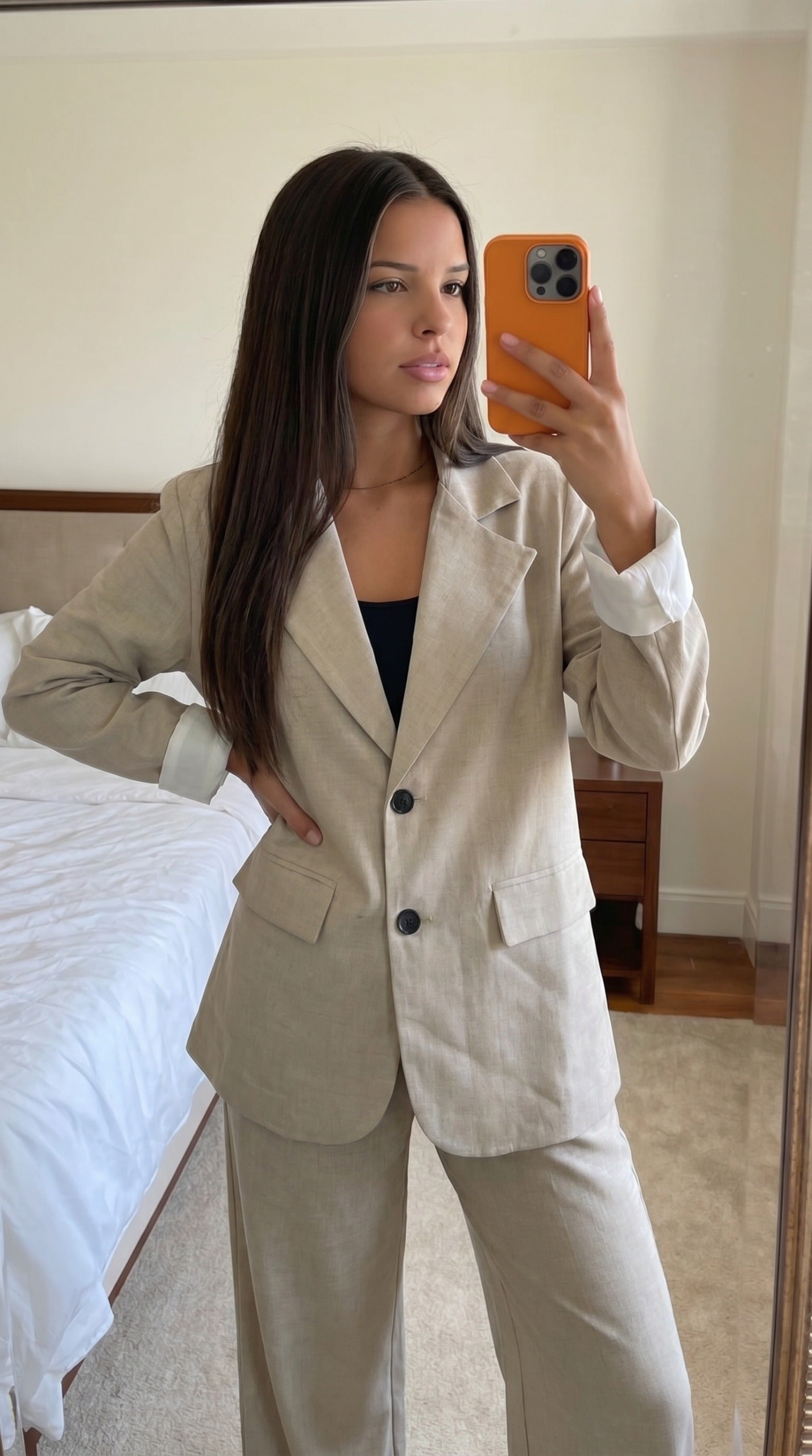 Tailleur beige femme blazer et pantalon profil