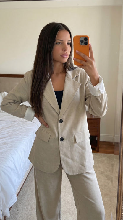 Tailleur beige femme blazer et pantalon profil