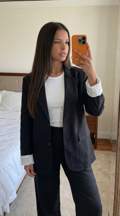 Ensemble tailleur noir femme blazer fluide porté ouvert