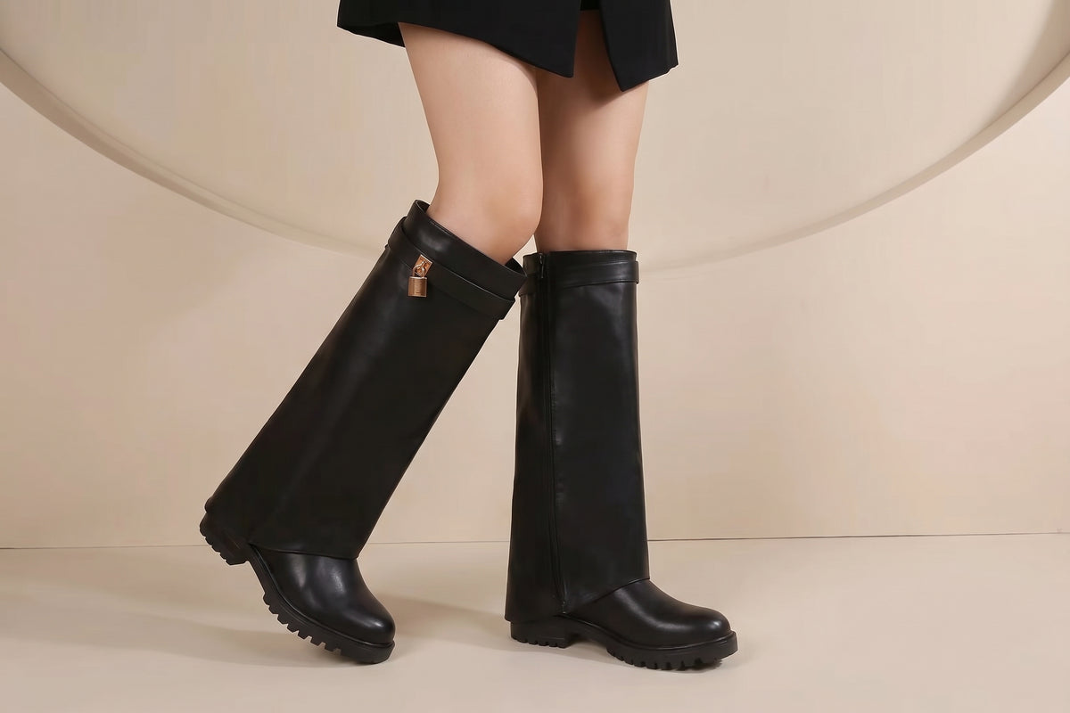 Bottes cavalier revers PU noir grande taille femme, vue isolée