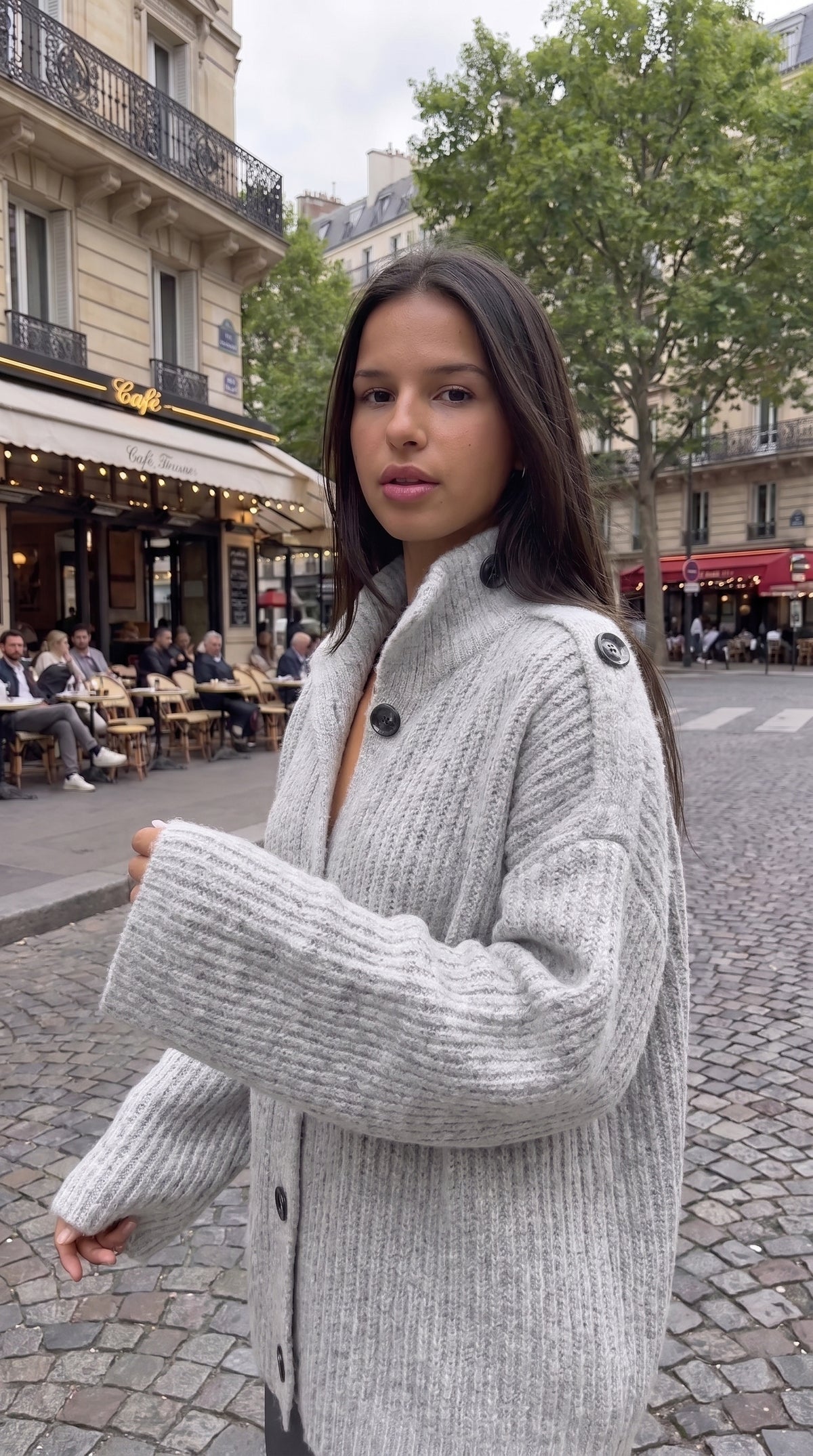 Femme portant le gilet oversize maille douce, vue de face