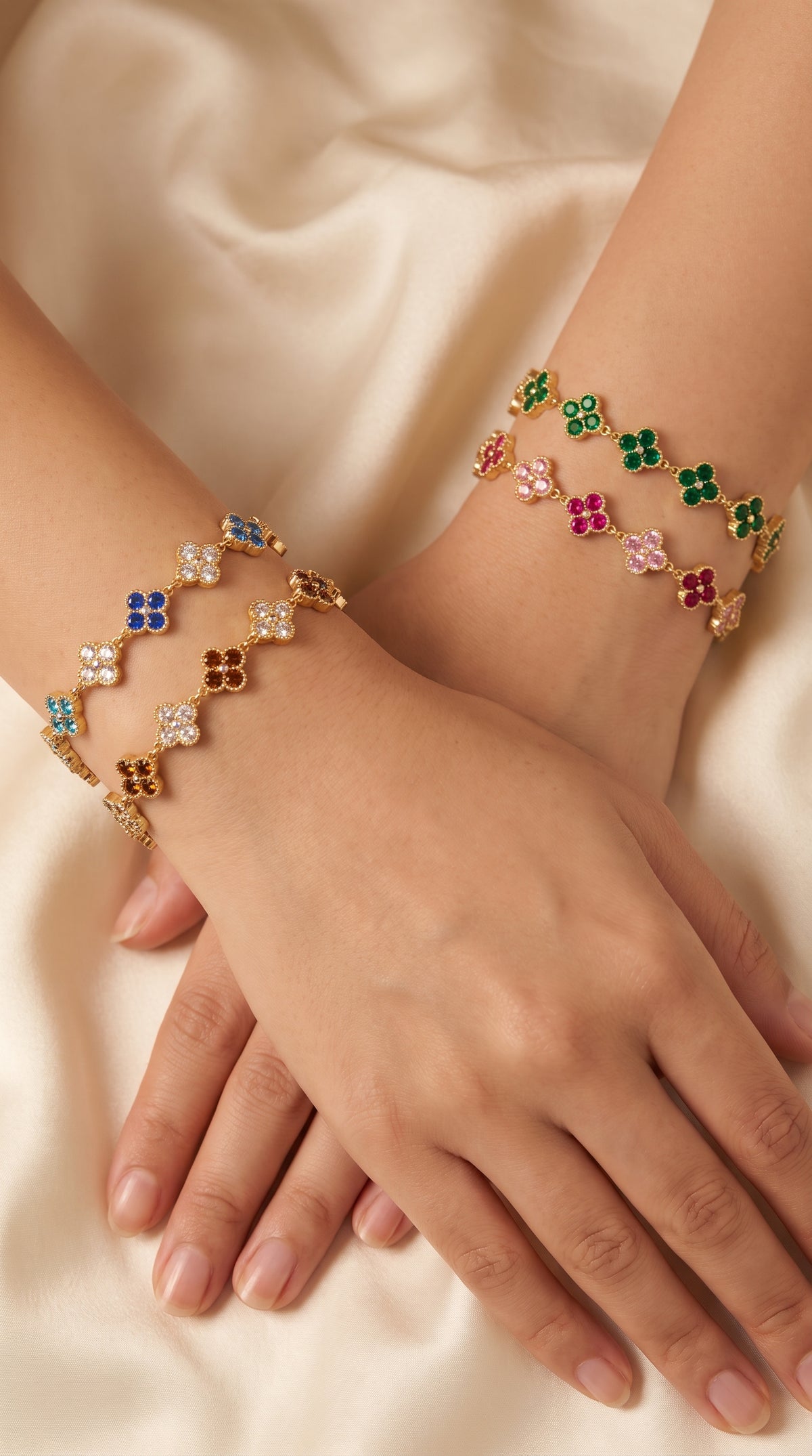 Détail des bracelets trèfle sertis de strass colorés