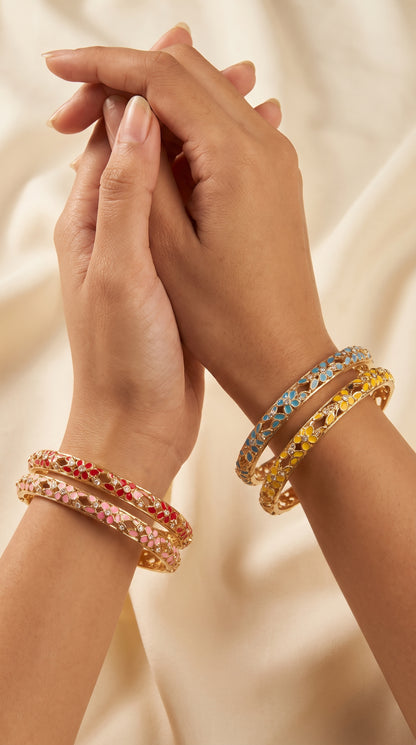 Détail des bracelets jonc émaillés fleuris acier inoxydable doré