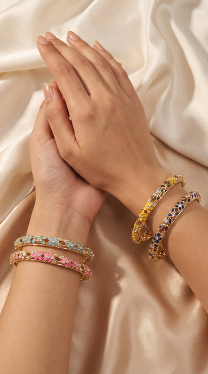 Bracelets jonc émaillés fleuris en accumulation sur le poignet