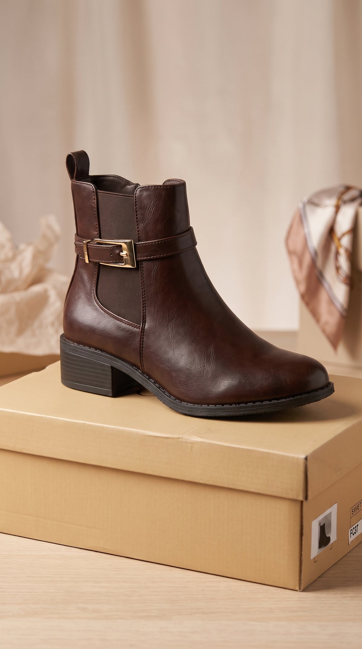 Bottines Chelsea femme marron avec boucle dorée, vue détaillée