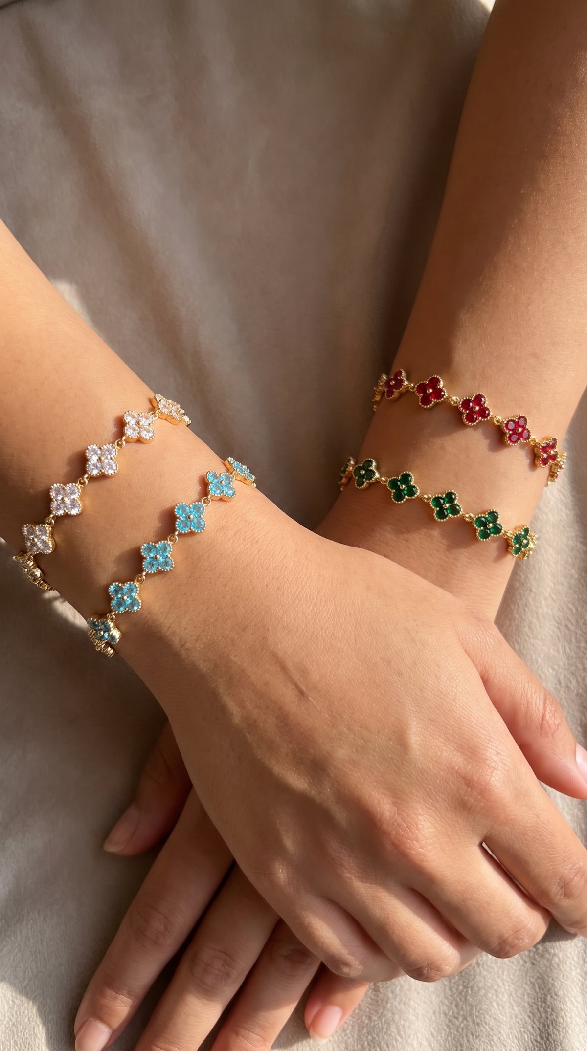 Bracelets trèfle multicolores en accumulation sur le poignet