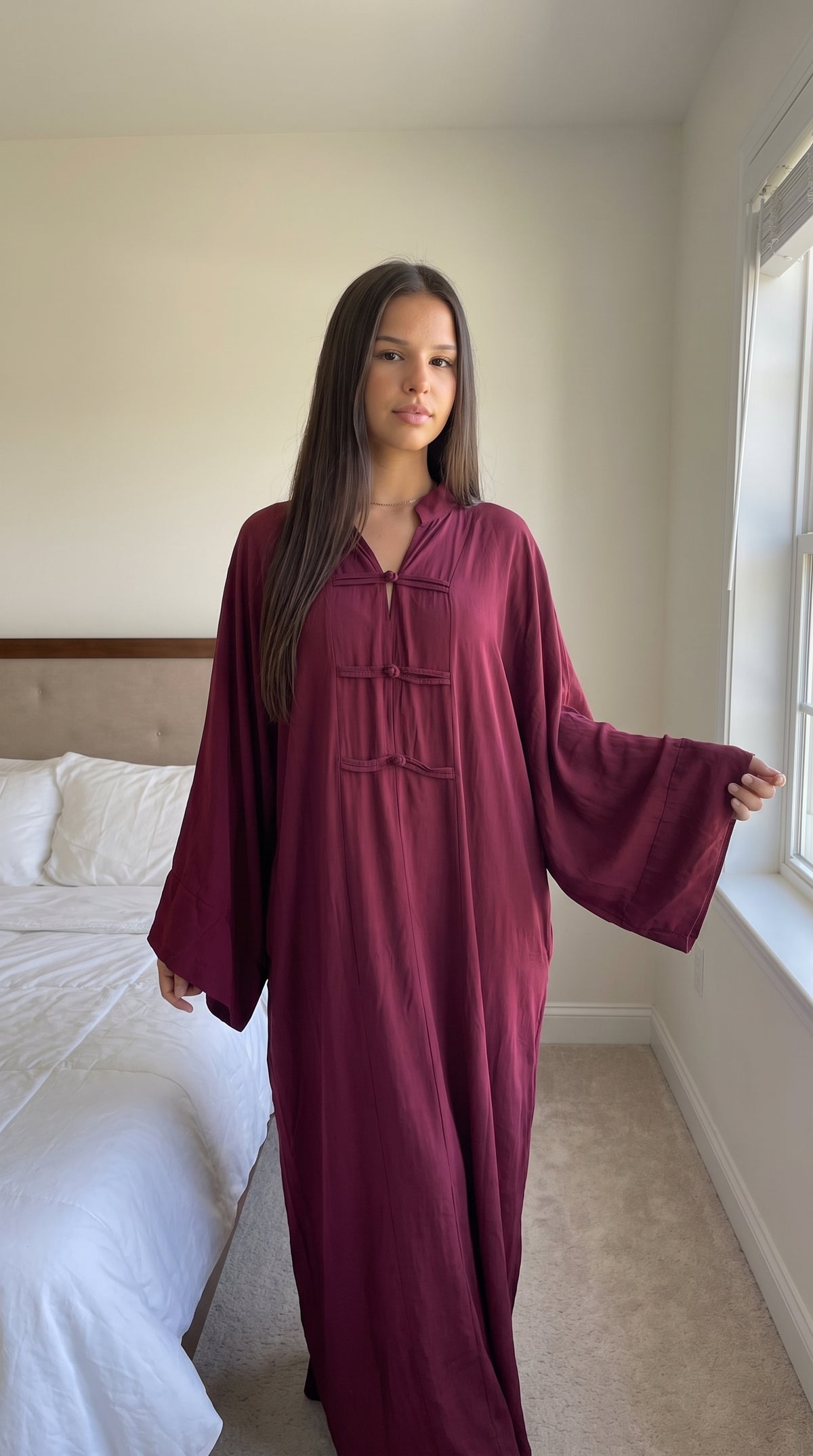 Robe longue oversize fluide femme bordeaux portée en extérieur