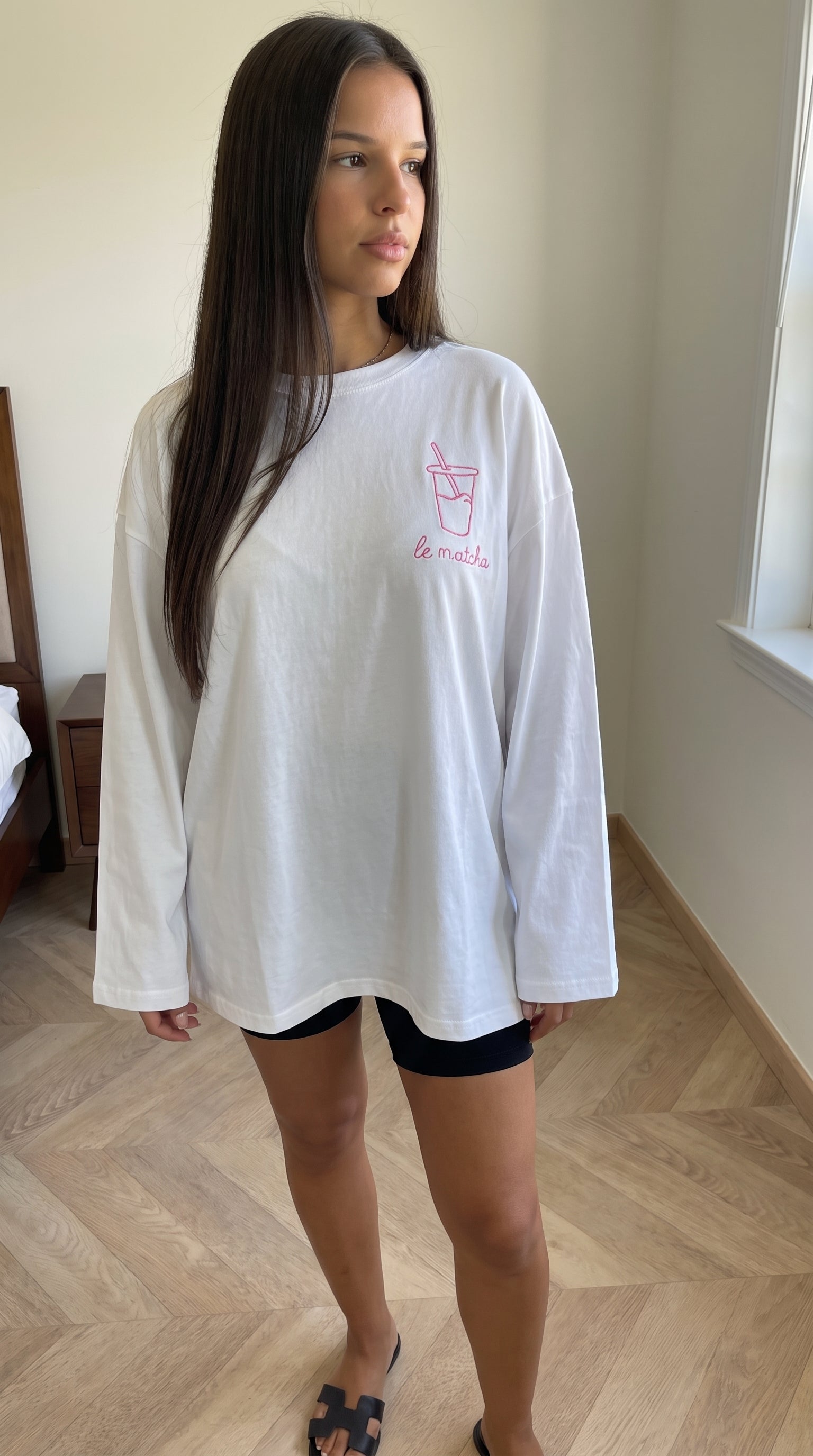 T-shirt oversize Le Matcha manches longues femme – coloris blanc, détail broderie