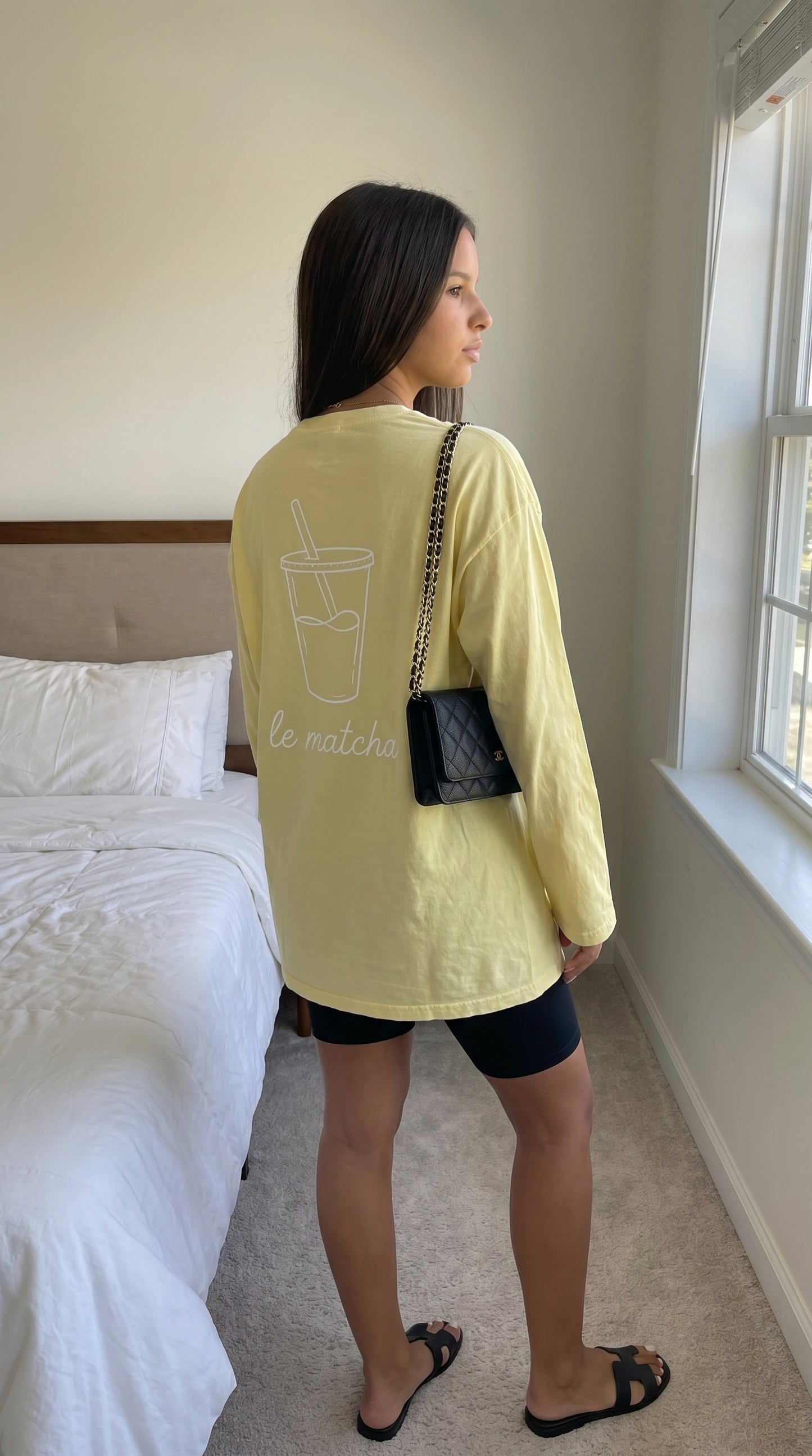 T-shirt oversize Le Matcha manches longues femme – coloris jaune, détail broderie poitrine