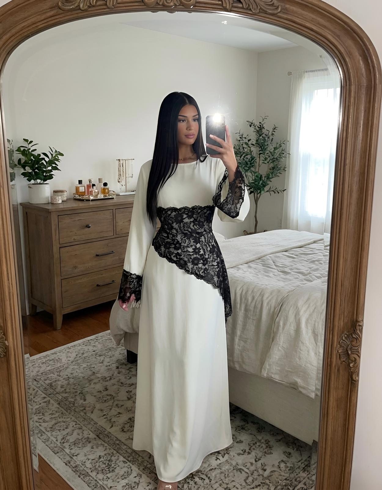 Abaya satin ivoire & dentelle noire – Élégance sculptée