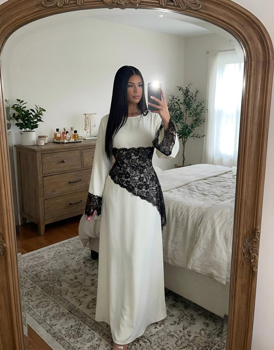 Abaya satin ivoire & dentelle noire – Élégance sculptée