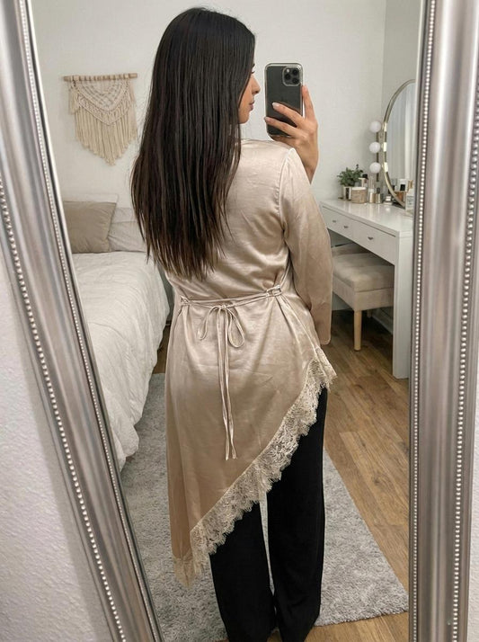 Abaya satin nude asymétrique & dentelle – Dos cintré ajustable