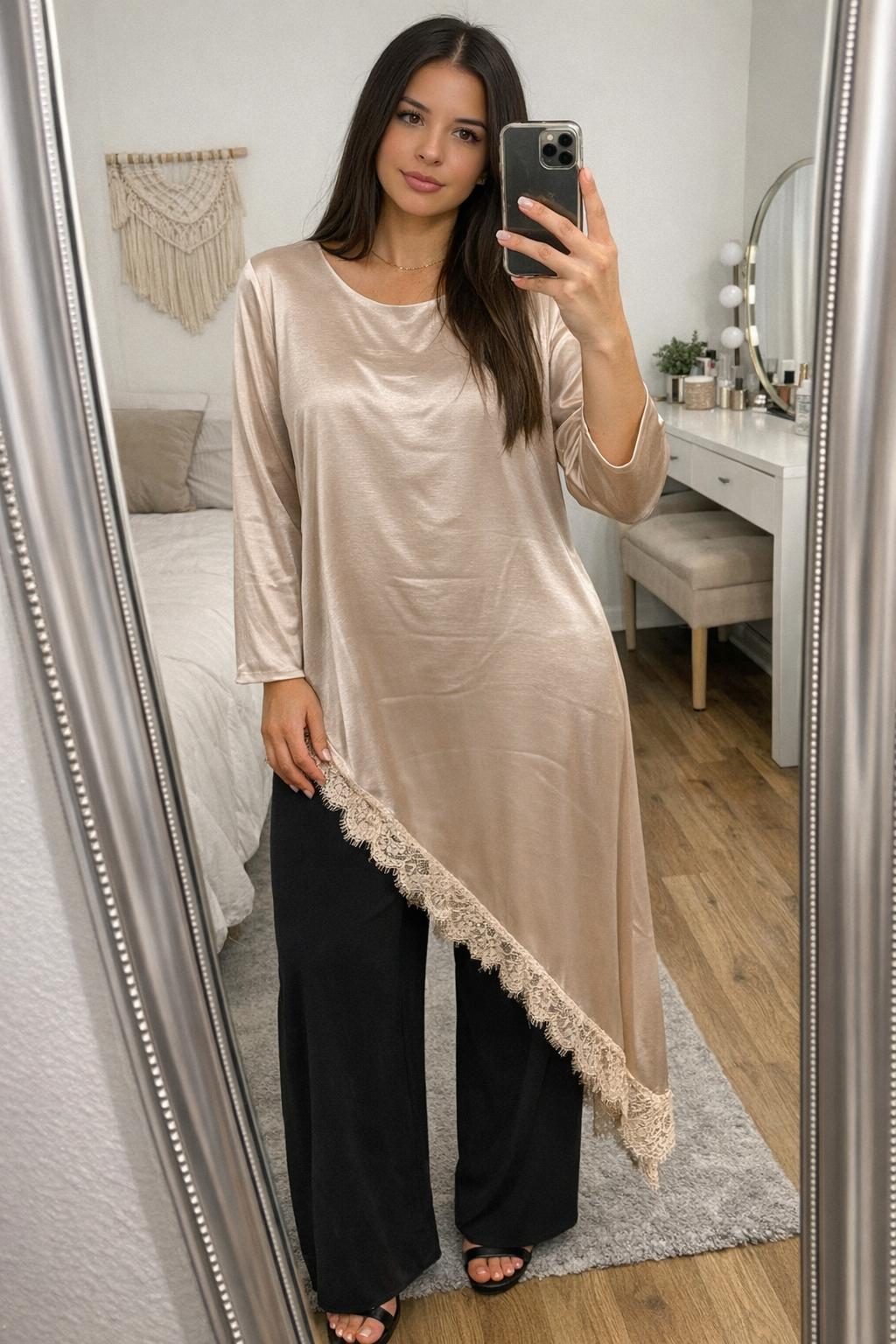 Abaya satin nude asymétrique & dentelle – Dos cintré ajustable