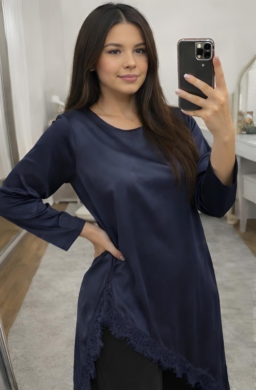 Abaya satin nude asymétrique & dentelle – Dos cintré ajustable