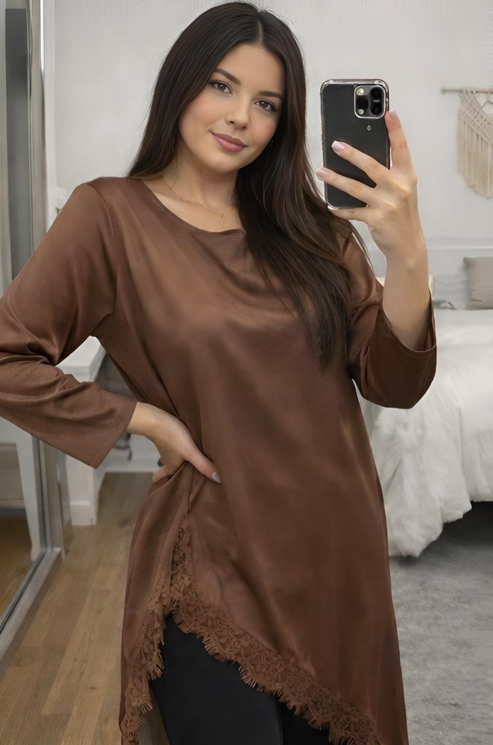 Abaya satin nude asymétrique & dentelle – Dos cintré ajustable