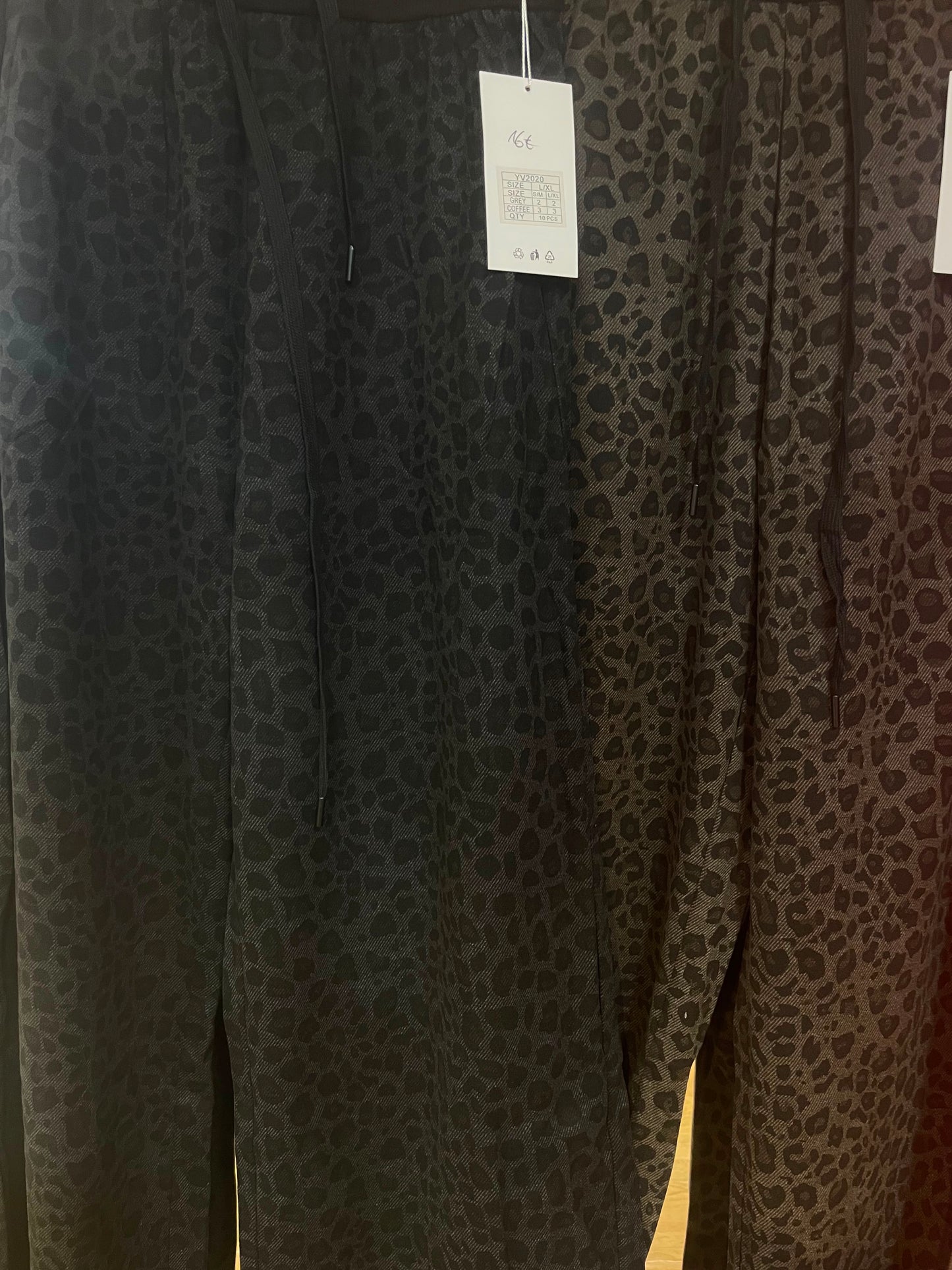 Détail du tissu et de la taille élastiquée du pantalon léopard femme