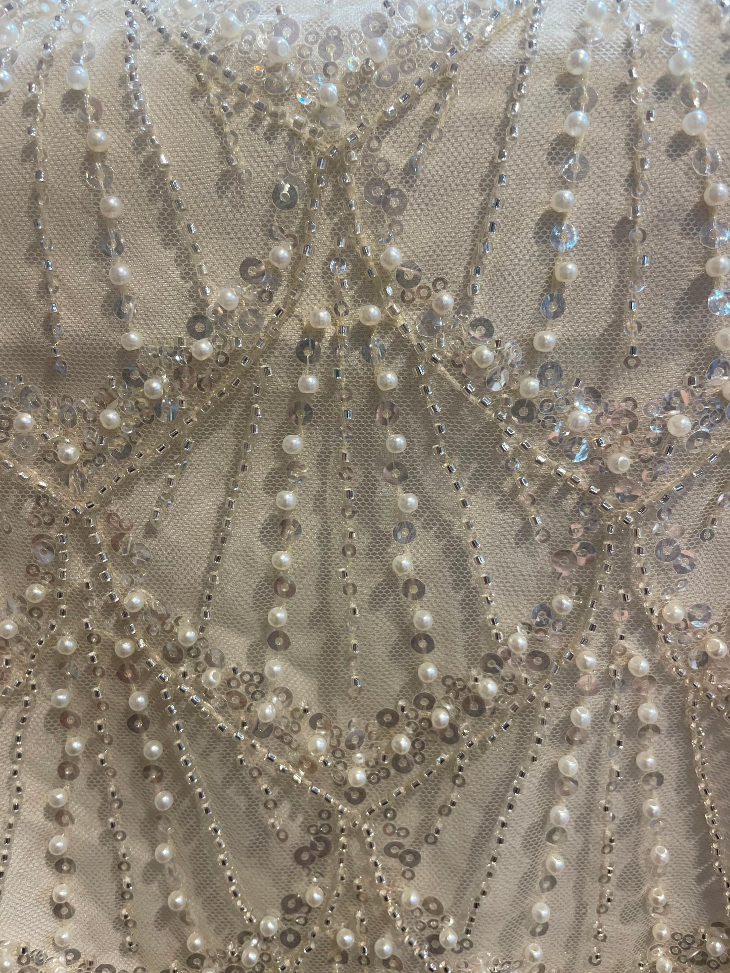 Top perlé champagne femme associé à un pantalon fluide pour un look mariage