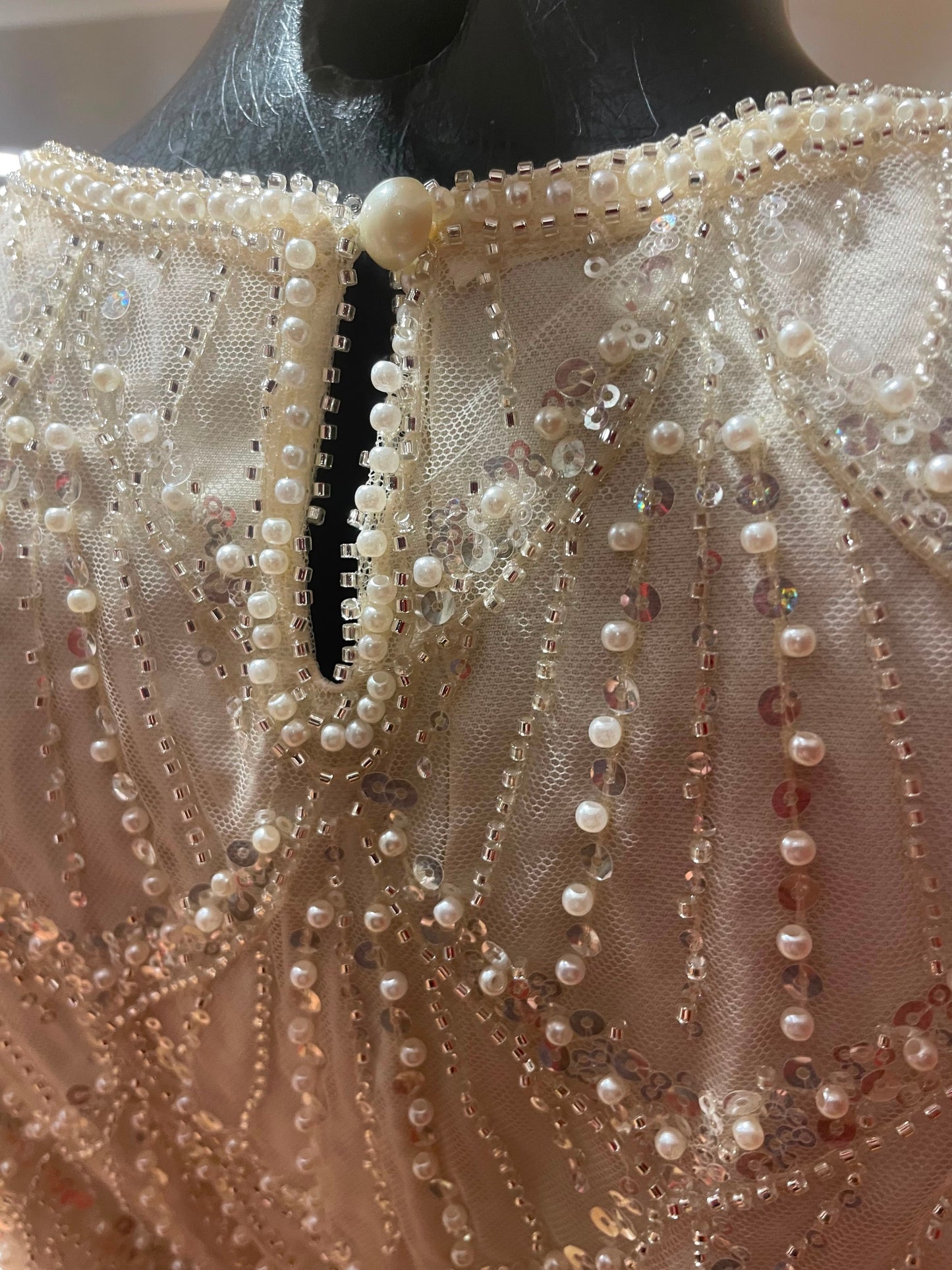 Détail des broderies perles et sequins du top champagne pour cérémonie