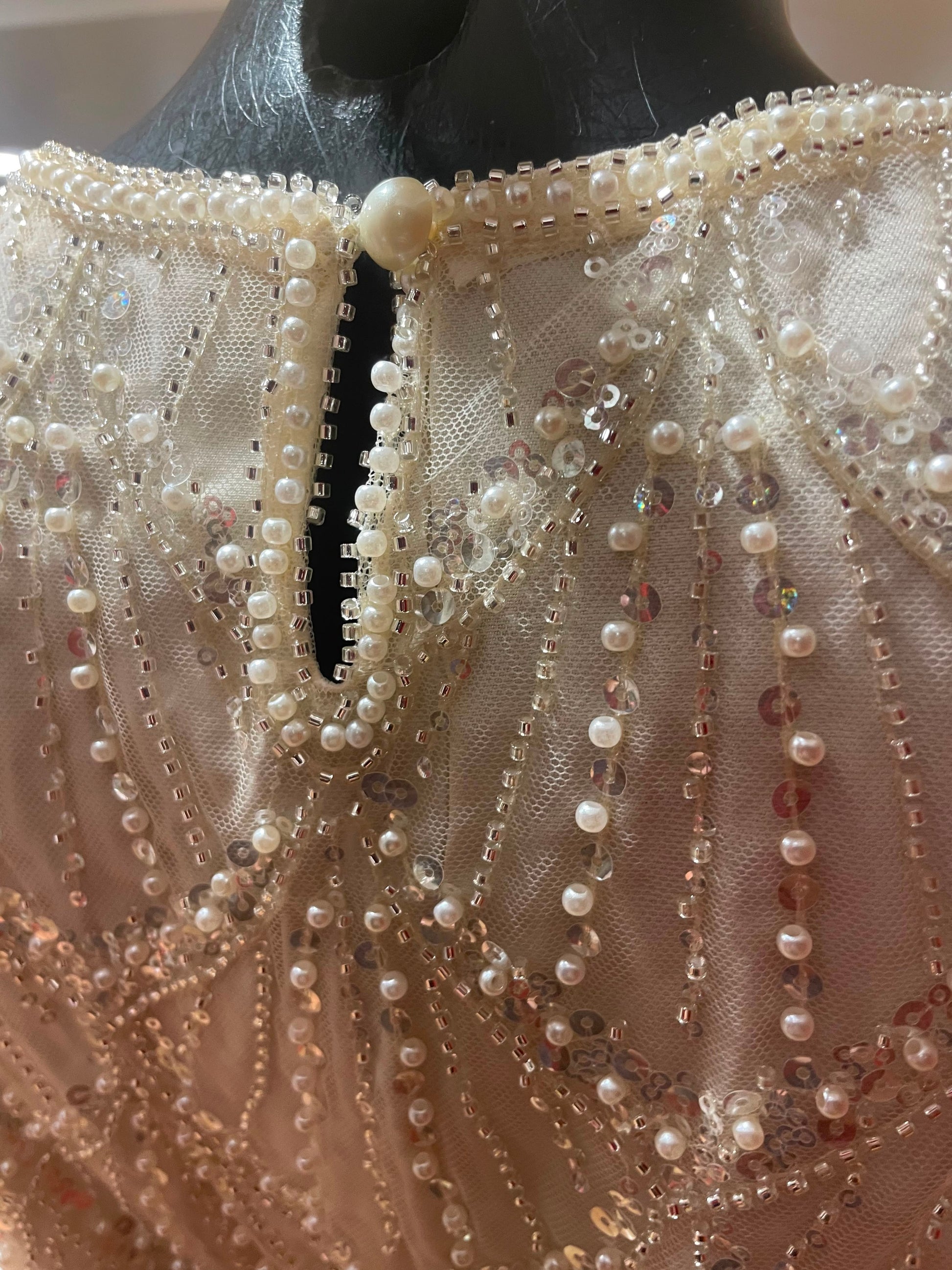 Détail des broderies perles et sequins du top champagne pour cérémonie