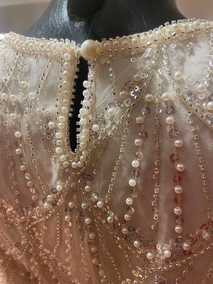 Détail des broderies perles et sequins du top champagne pour cérémonie
