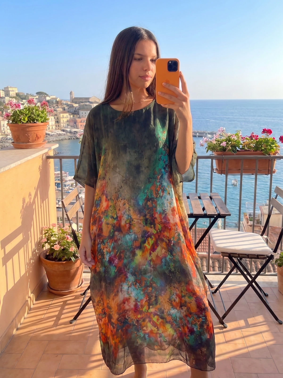 Robe oversize femme en tencel imprimé artistique portée en extérieur