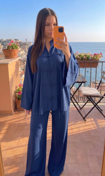 Ensemble oversize fluide femme porté en intérieur