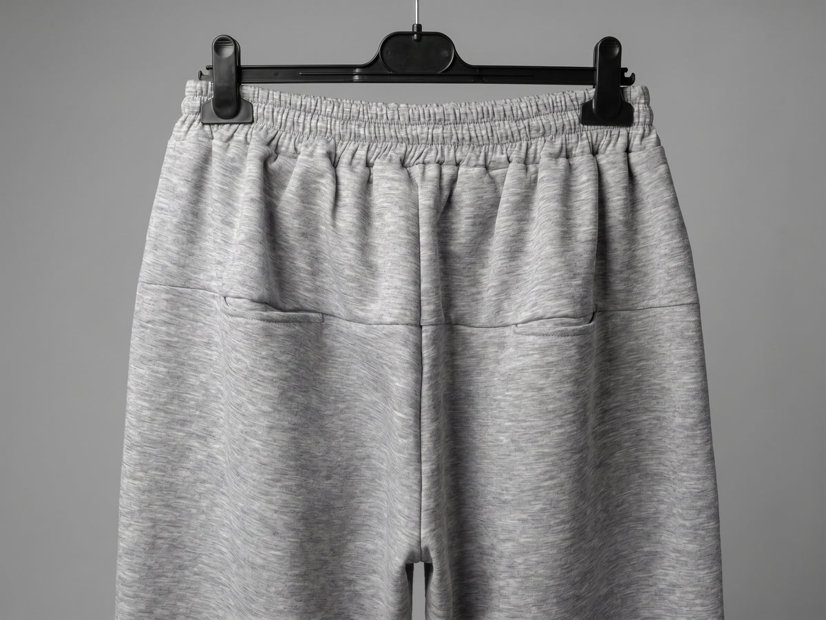 Jogging oversize femme noir porté avec un haut simple, look casual