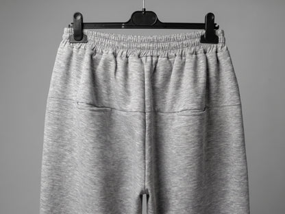 Jogging oversize femme noir porté avec un haut simple, look casual