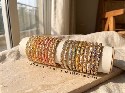 Bracelets jonc émaillés fleuris femme, photo prise au naturel
