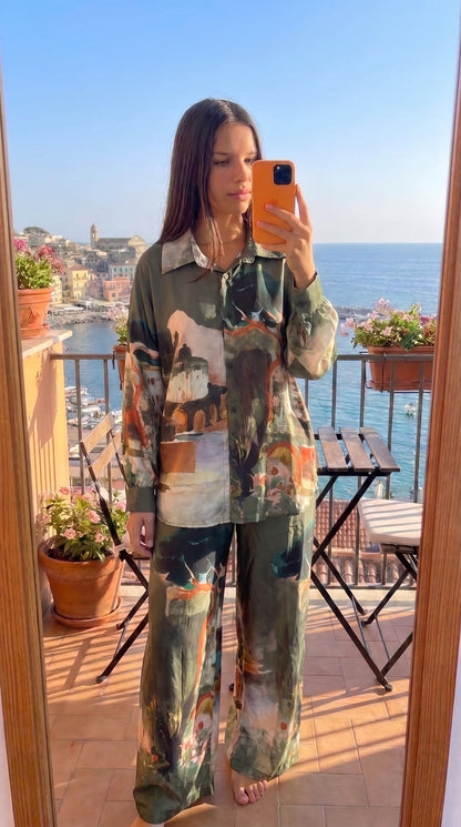 Ensemble chemise oversize et pantalon large imprimé femme, porté en extérieur