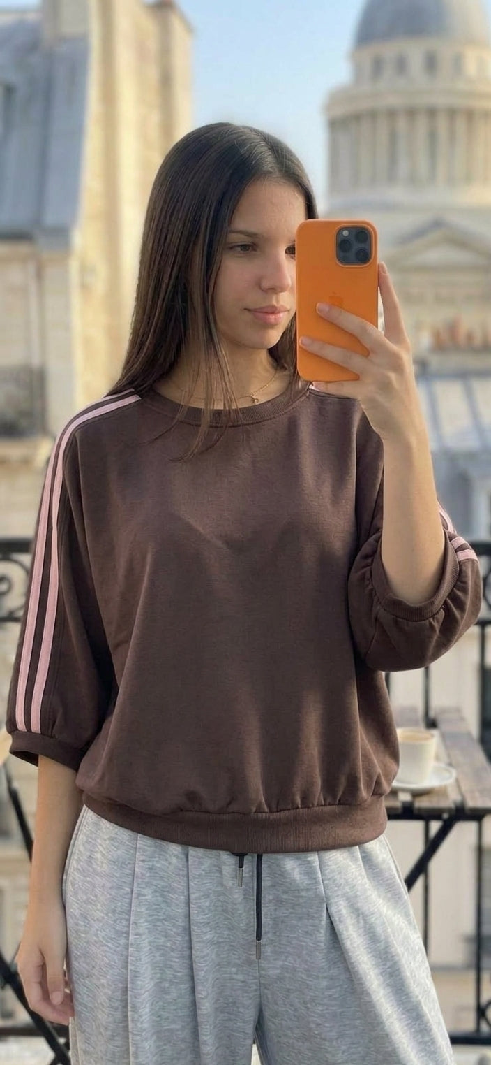 Femme portant le haut jogging oversize manches chauve-souris, selfie miroir