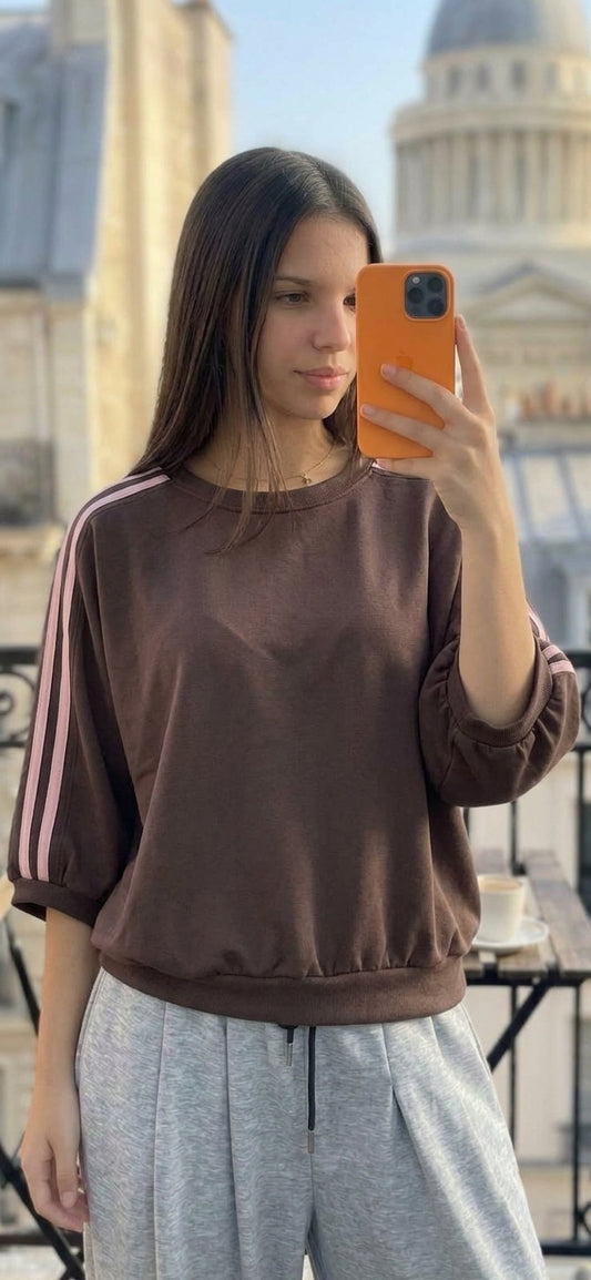 Femme portant le haut jogging oversize manches chauve-souris, selfie miroir
