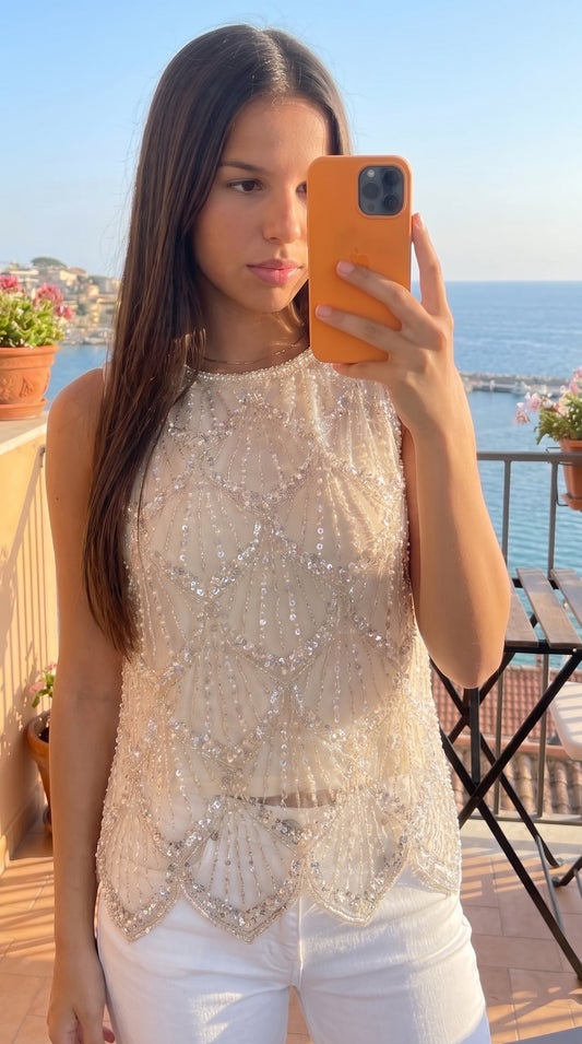 Femme prenant un selfie en miroir avec le top champagne brodé de perles et sequins
