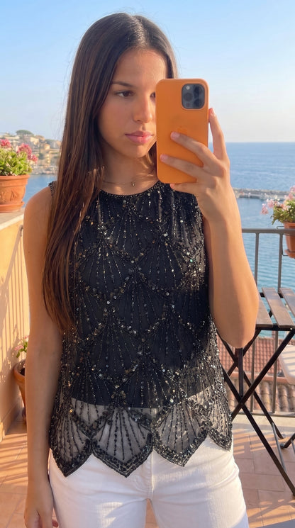 Top bijou perles et sequins champagne femme porté pour une tenue de soirée