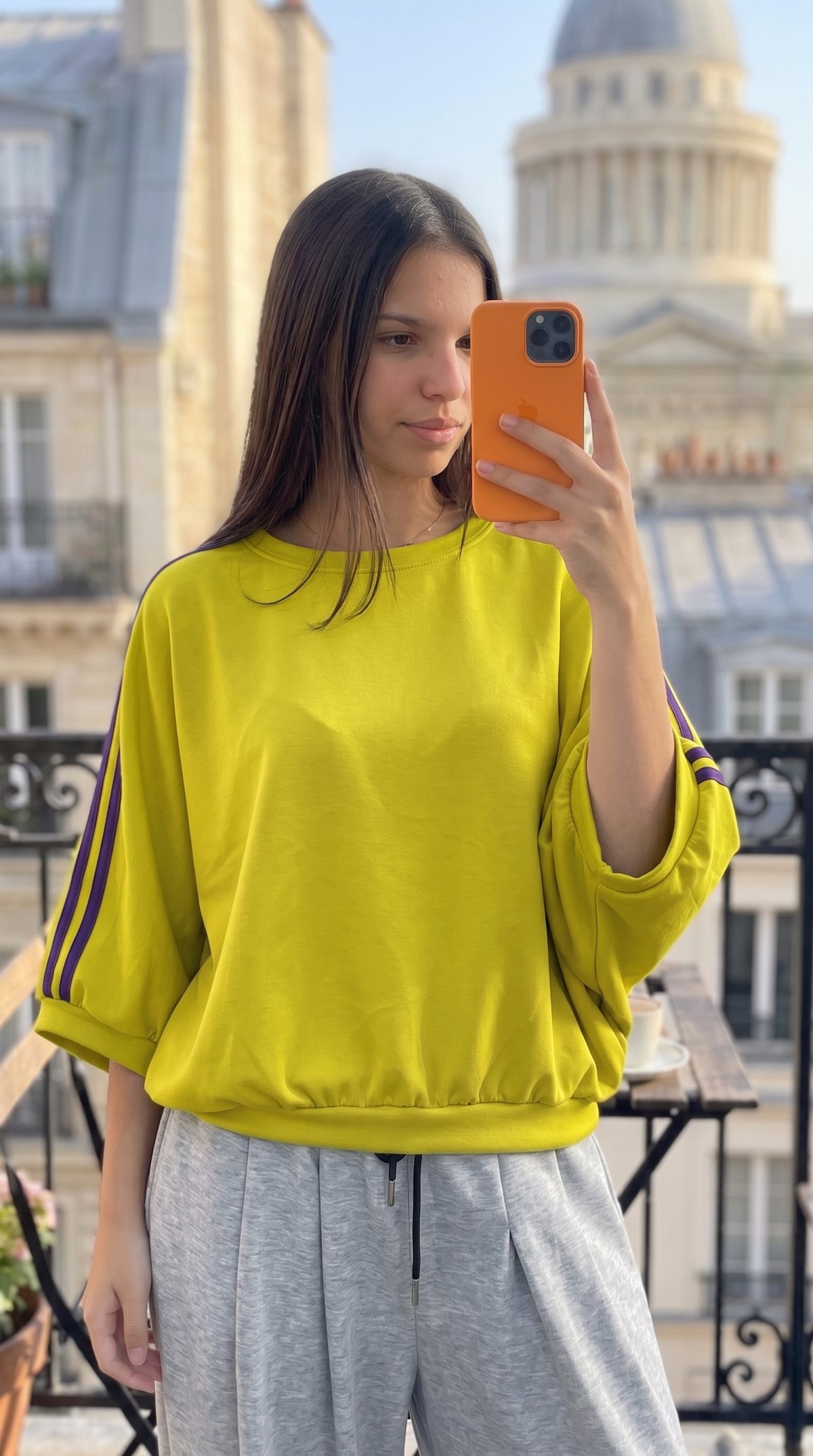 Haut jogging oversize femme porté avec un pantalon, look décontracté