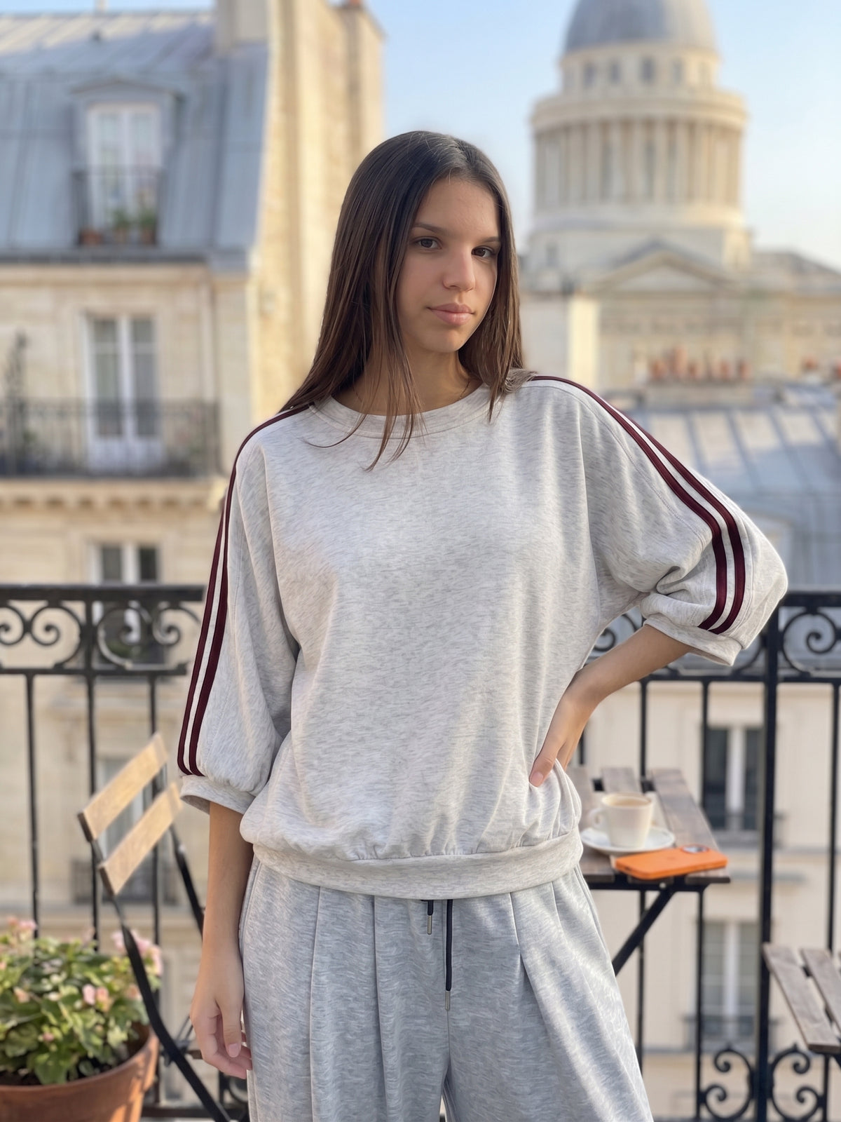 Détail des manches chauve-souris du haut jogging oversize femme