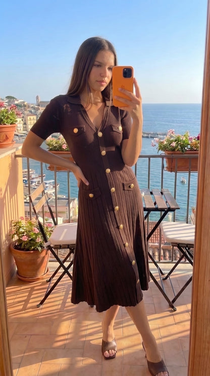 Robe femme en maille côtelée noire avec boutons dorés, vue de dos