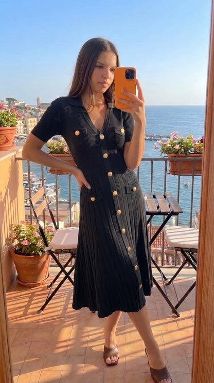 Robe femme en maille côtelée noire avec boutons dorés, coupe midi et détails de poches